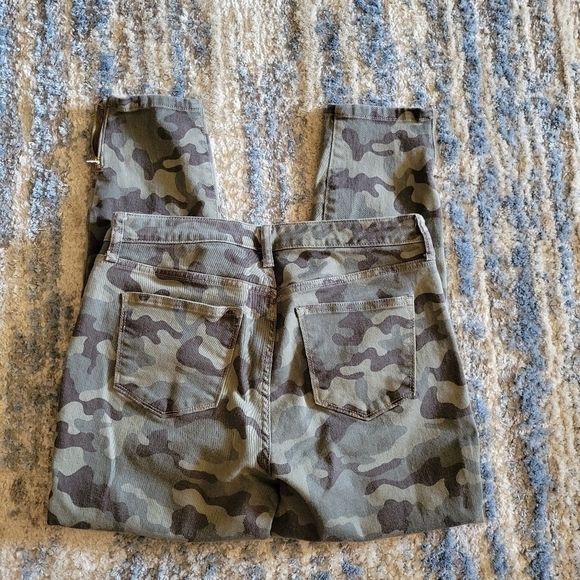 Nwot New Directions camo crop size 10 - Picture 2 of 5